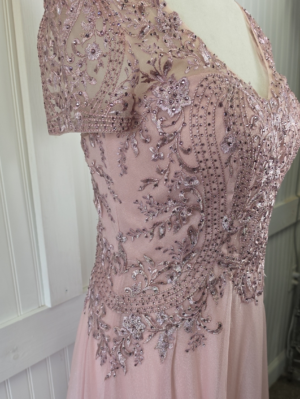 MGNY NWT Rose Pink Embroidered V-Neck Beaded Evening Gown Dress Size 6 #72116 - Picture 4 of 13